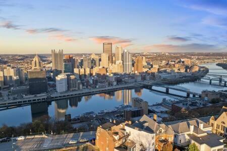 דירות Charming Studio-Panoramic View-Your Pittsburgh Sanctuary מראה חיצוני תמונה